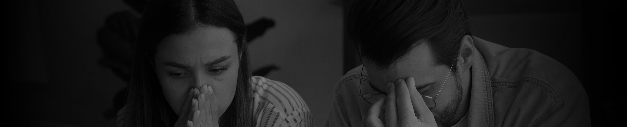 En kvinde og mand der ser modløse ud