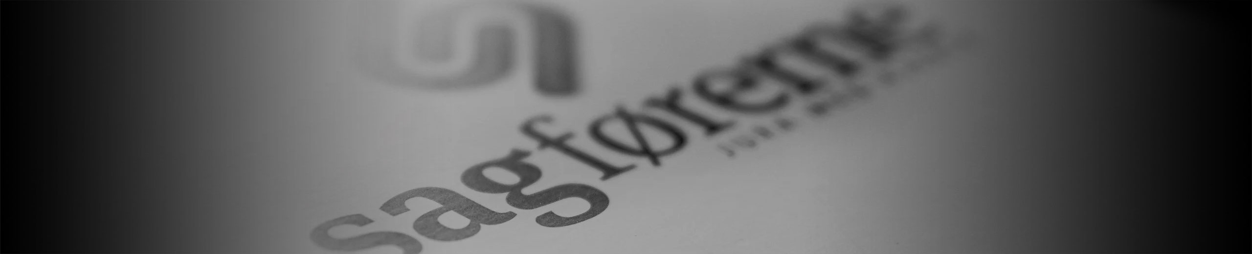 Logo på Sagførernes brevpapir fotograferet på skrå