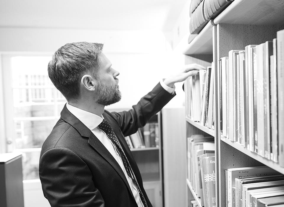 Advokat Jens Røjmer Søndergaard i biblioteket