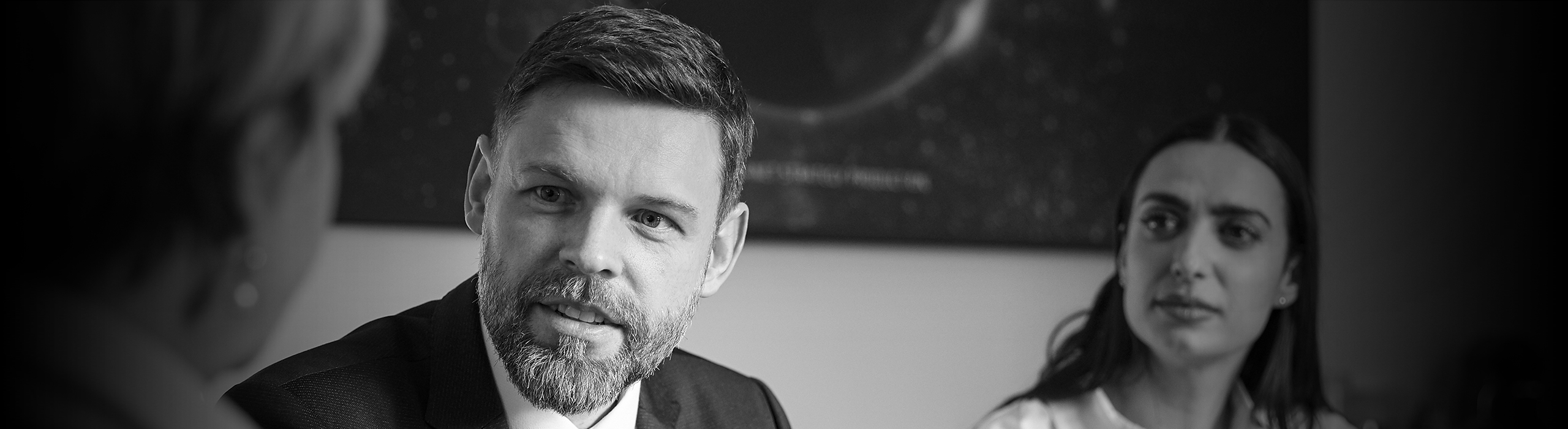 Headerbillede af kontor og advokater