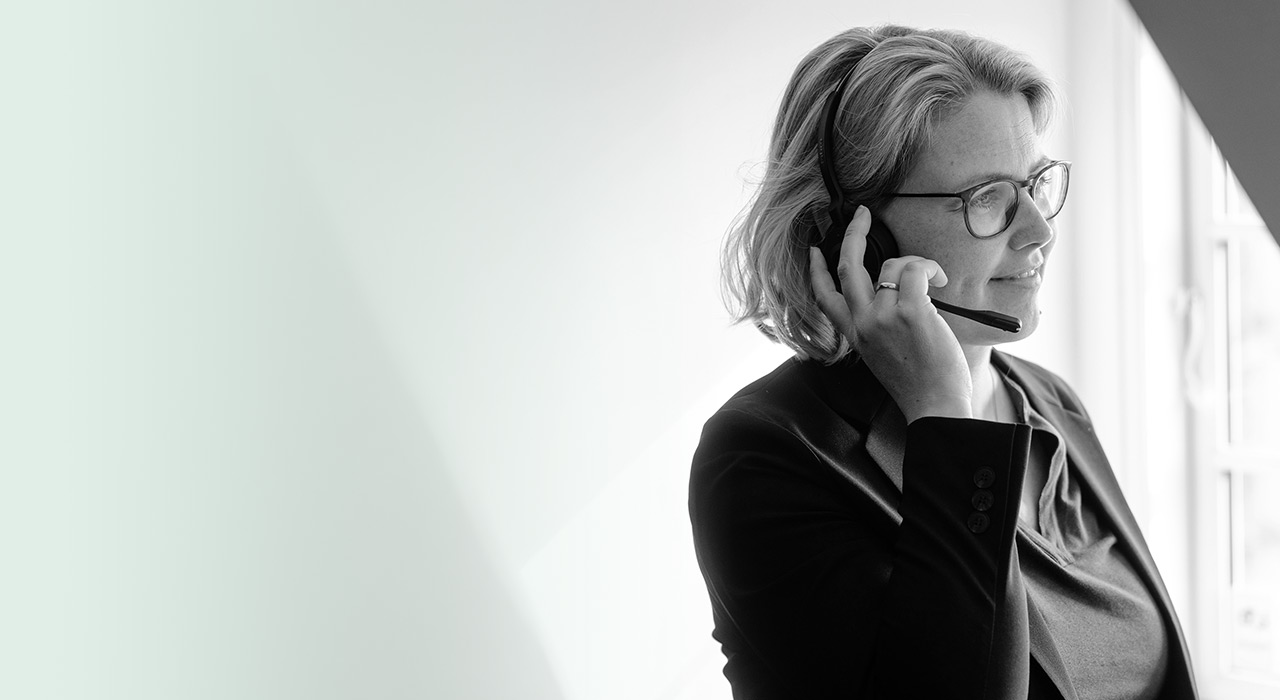 Advokat Anne-Mette Aaris Kappelborg taler i telefon