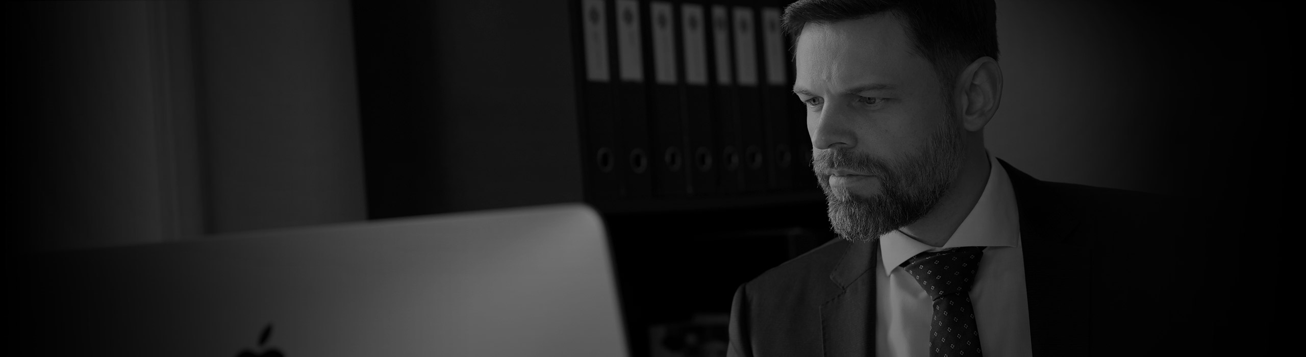 Headerbillede af kontor og advokater