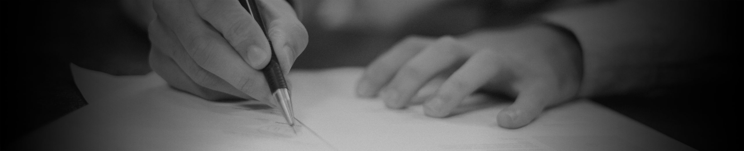 Hænder skriver under på familielånedokument