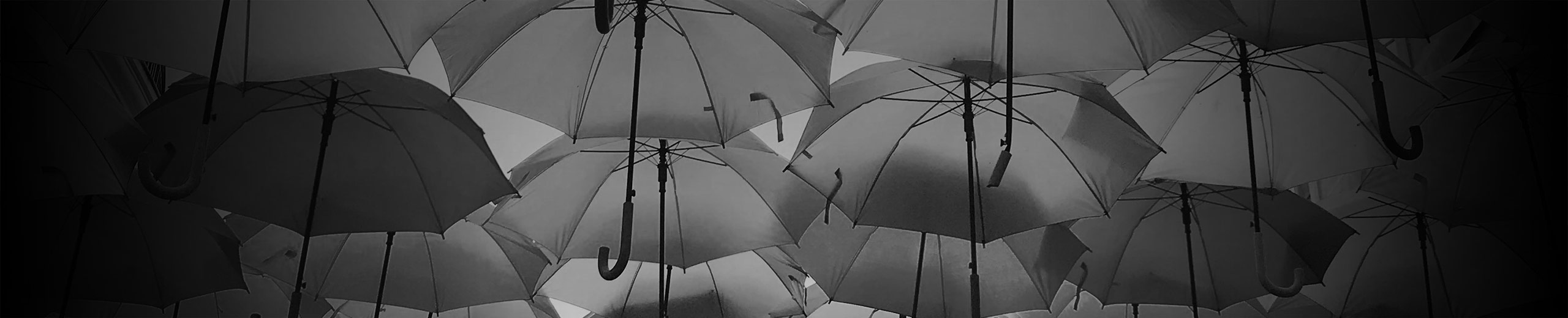 Mange paraplyer daler mod jorden og skærmer af